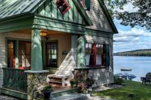 Lakeside Maine Cottage: Photo by Rob Karosis Photography